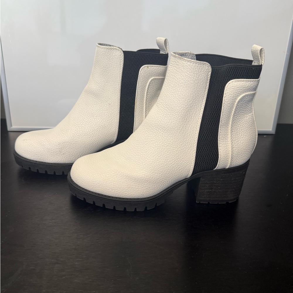 White Pebbled Leather Ankle Boots | Chunky Heel Lug Sole | Modern Minimal Size 8 - Picture 7 of 15